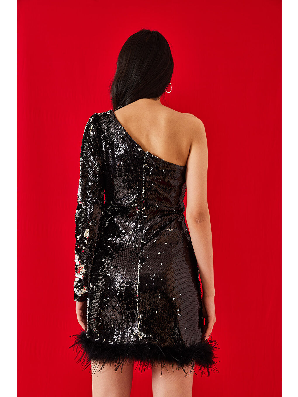 Siyah Kadın Pul Payetli Etek Ucu Tüy Detaylı Tek Omuz Astarlı Elbise-7