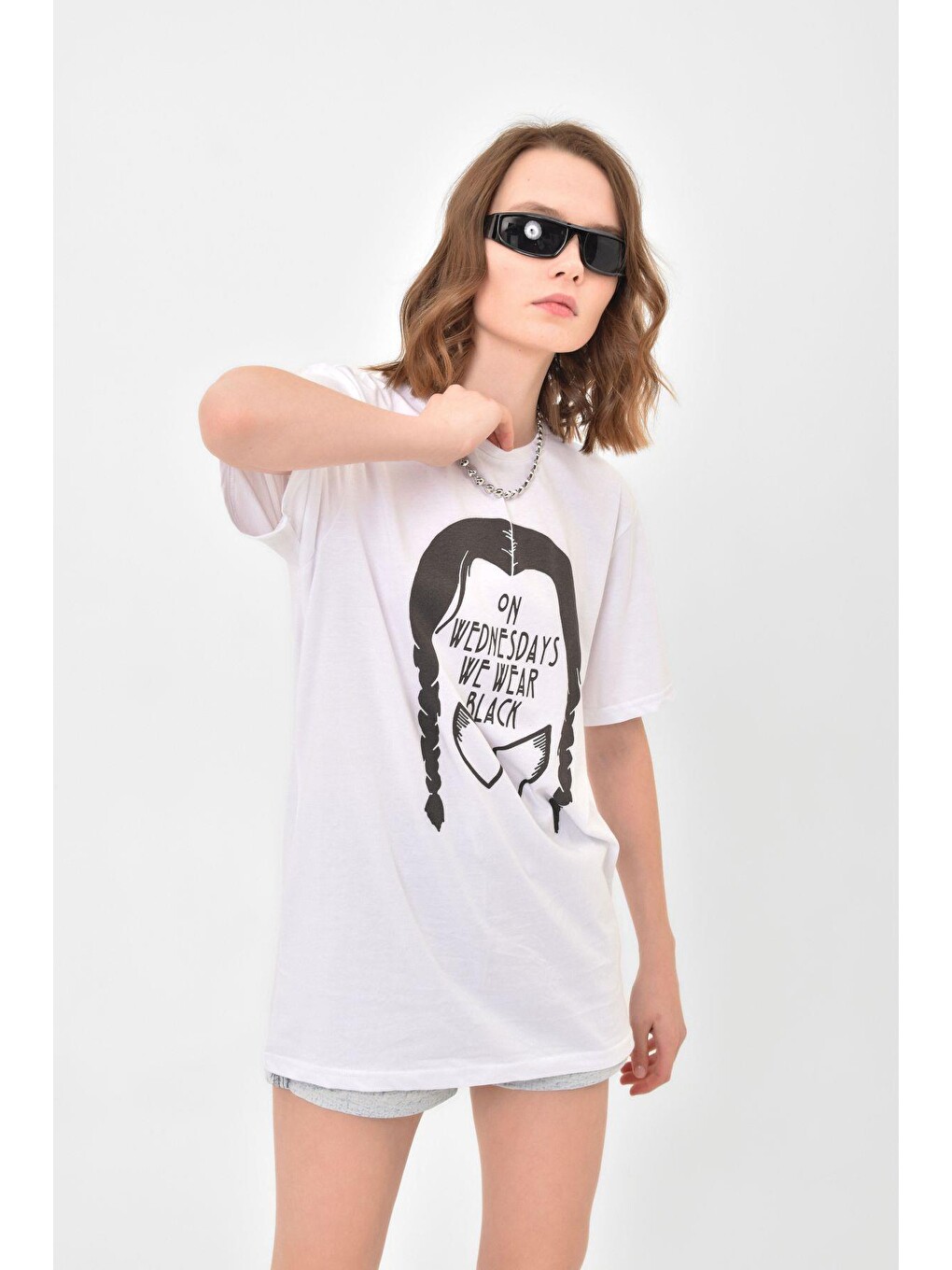 Beyaz Wednesday Baskılı Oversize %100 Pamuk Kadın Tişört-1