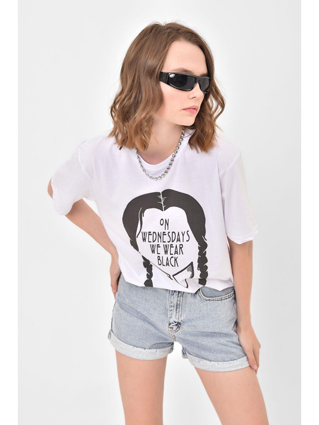 Beyaz Wednesday Baskılı Oversize %100 Pamuk Kadın Tişört-4