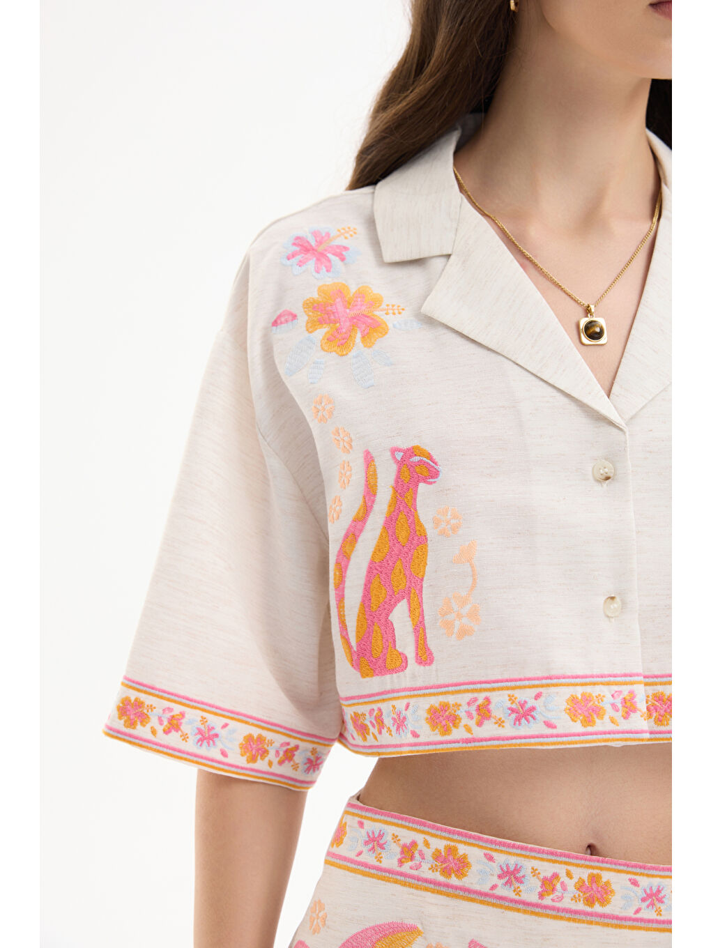 Bej Çita Figürlü Çiçek Nakışlı Keten Crop Gömlek Naturel-3