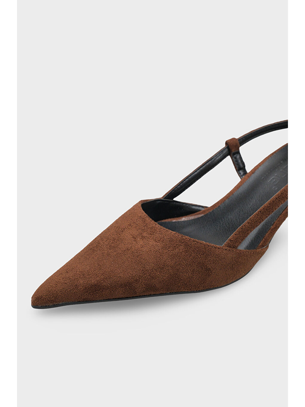 Kahverengi Vitoria Sivri Burunlu Orta Topuklu Arkası Kare Arkadan Bantlı Kadın Ayakkabı-2