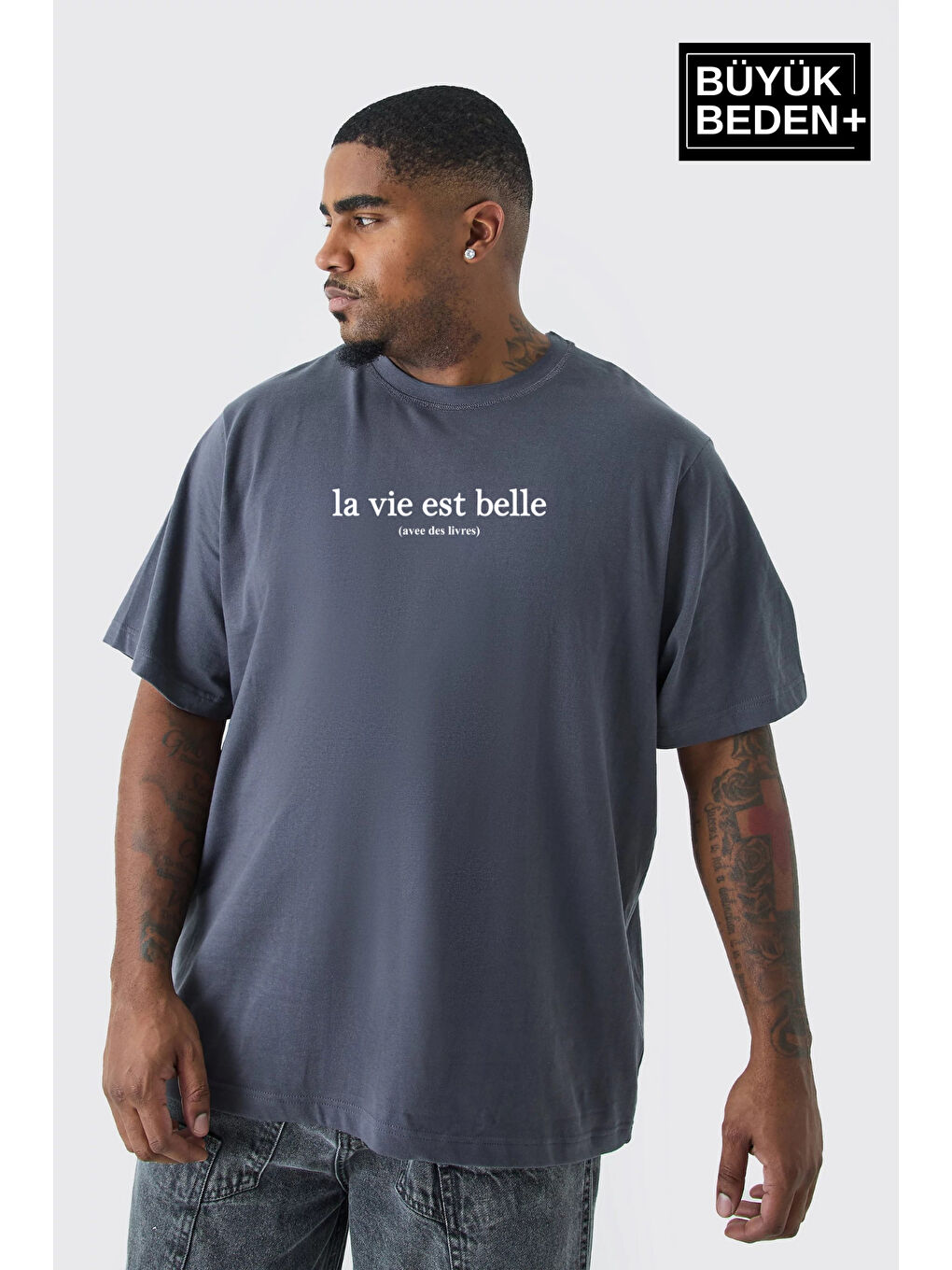 Gri Erkek Büyük Beden La Vie Est Belle Baskılı Bisiklet Yaka Tişört SPR25BT910