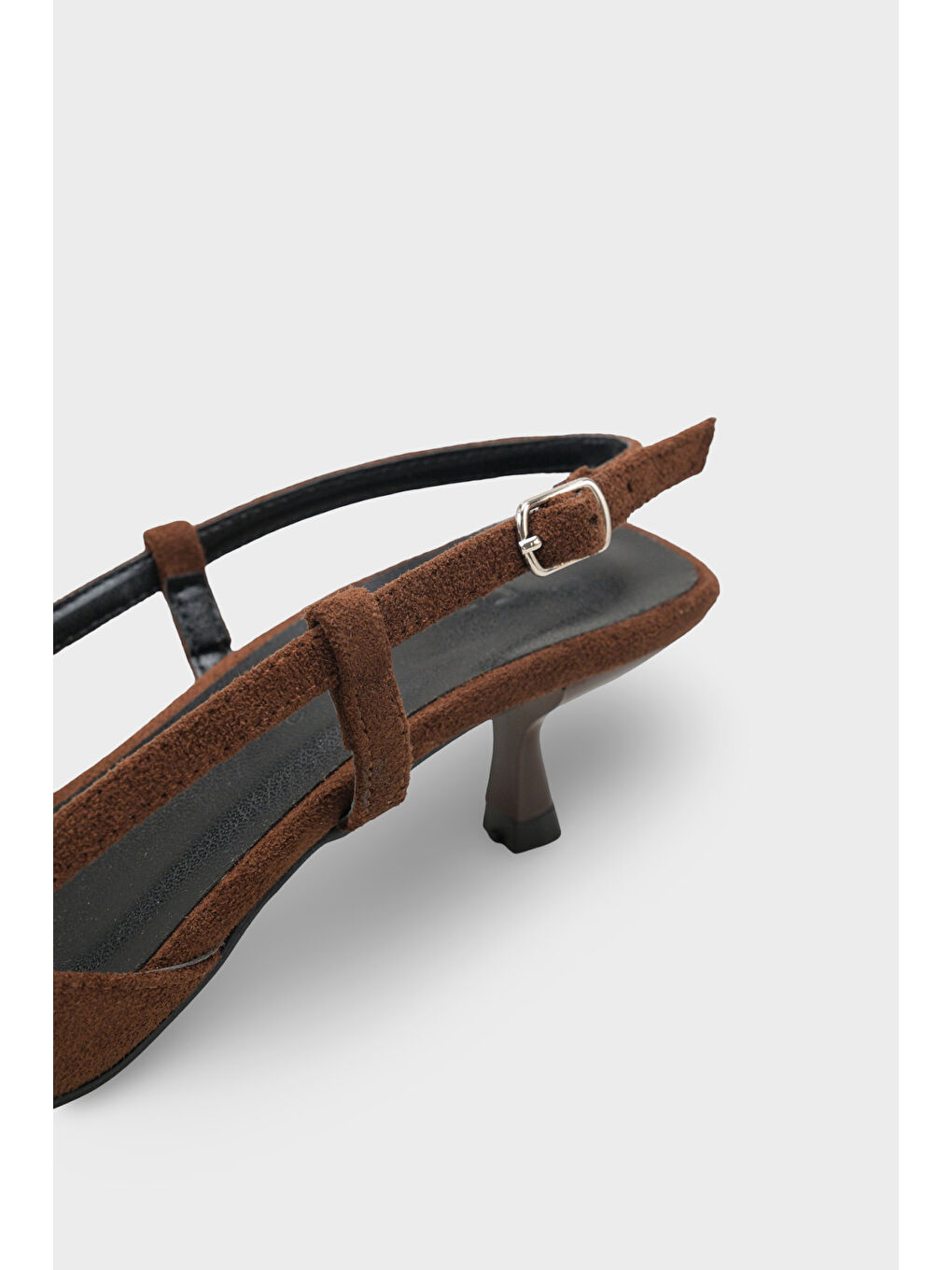 Kahverengi Vitoria Sivri Burunlu Orta Topuklu Arkası Kare Arkadan Bantlı Kadın Ayakkabı-3