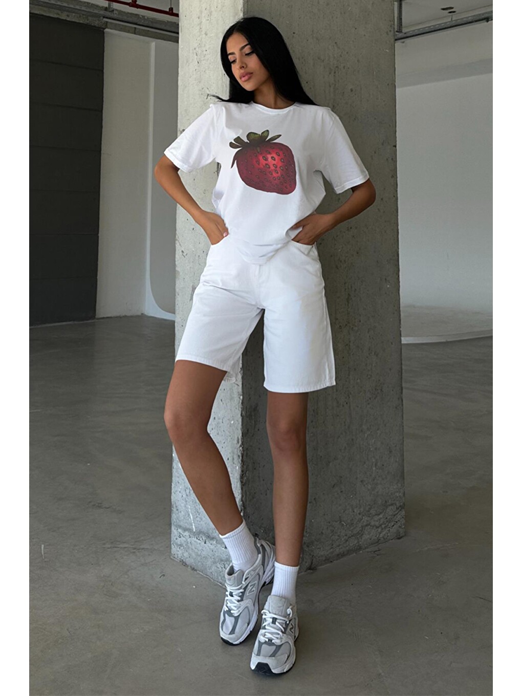 Beyaz Çilek Baskılı Yapay Zeka Tasarımı Ekolojik Penye Oversize %100 Pamuk Kadın Tişört @BlahxAi-2
