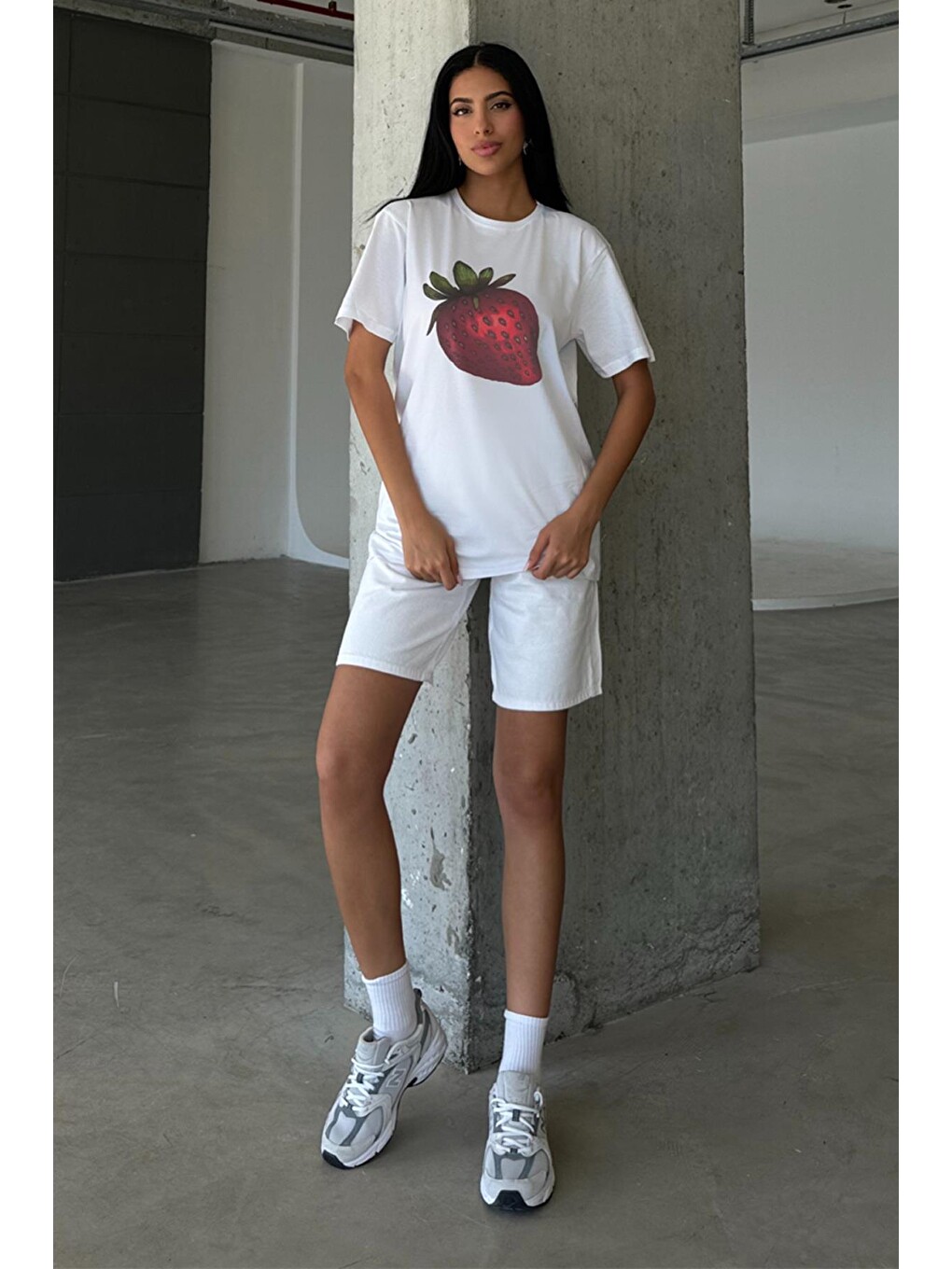 Beyaz Çilek Baskılı Yapay Zeka Tasarımı Ekolojik Penye Oversize %100 Pamuk Kadın Tişört @BlahxAi-5