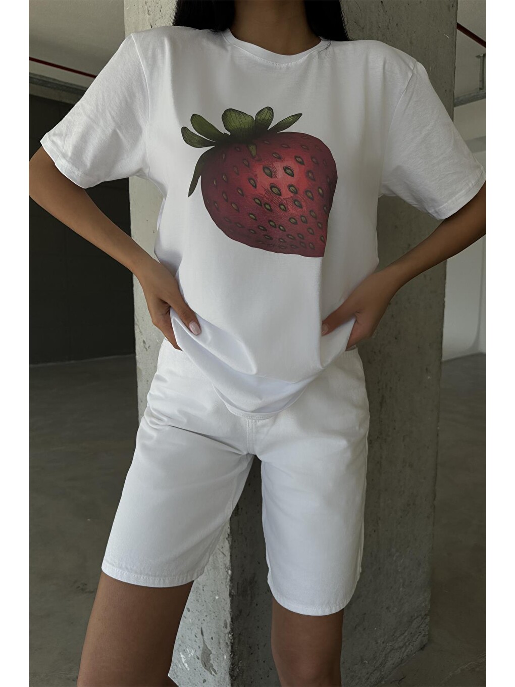 Beyaz Çilek Baskılı Yapay Zeka Tasarımı Ekolojik Penye Oversize %100 Pamuk Kadın Tişört @BlahxAi-6