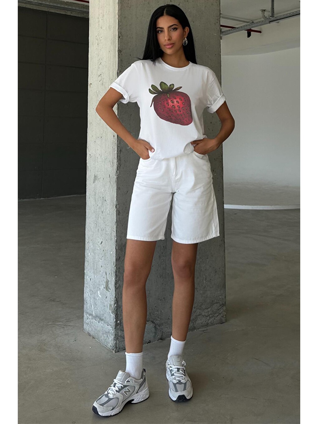 Beyaz Çilek Baskılı Yapay Zeka Tasarımı Ekolojik Penye Oversize %100 Pamuk Kadın Tişört @BlahxAi-7