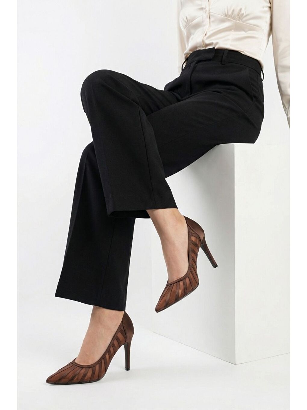 Kahverengi Micheline Hakiki Deri Astarlı Sivri Burunlu Orta Topuklu File Saten Kadın Ayakkabı-2