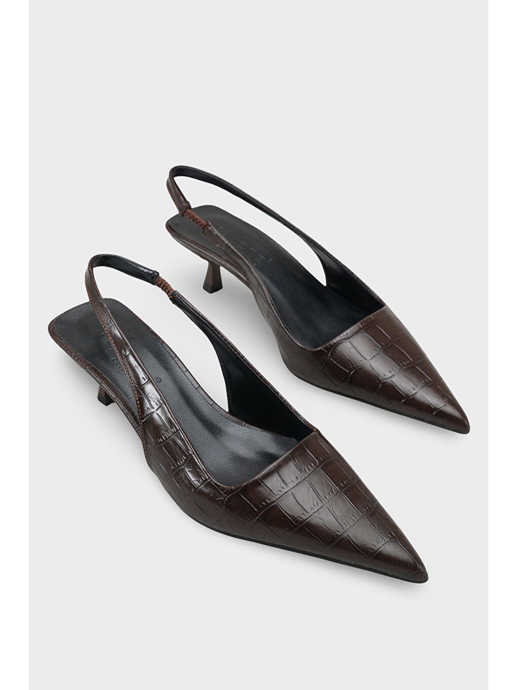 Kahverengi Lynett Sivri Burunlu Orta Topuklu Arkası Kare Arkadan Bantlı Kadın Ayakkabı-1