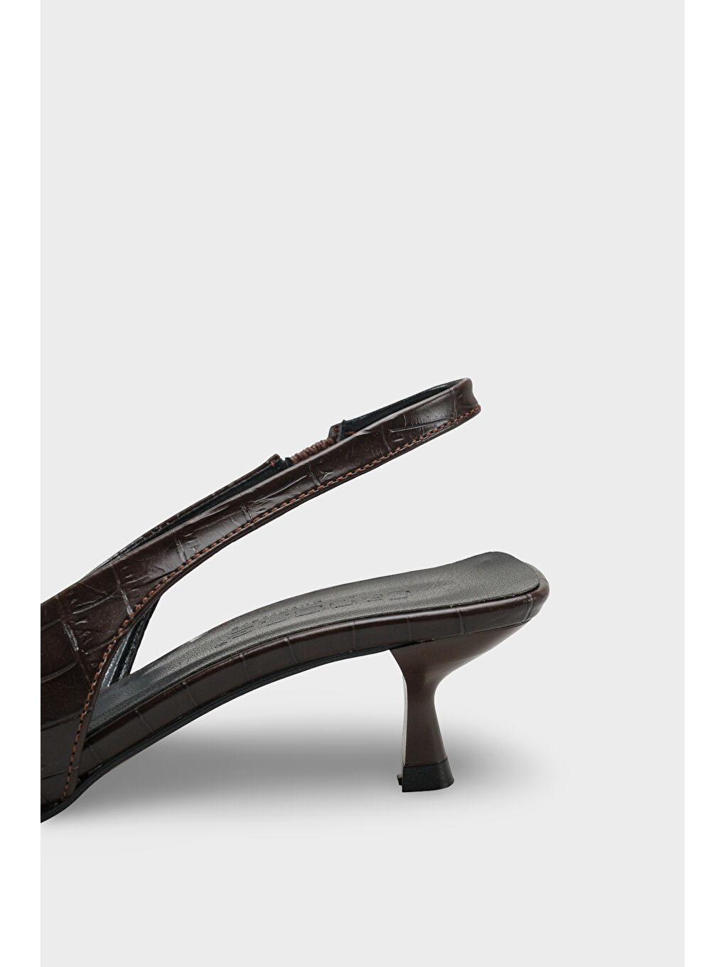 Kahverengi Lynett Sivri Burunlu Orta Topuklu Arkası Kare Arkadan Bantlı Kadın Ayakkabı-3