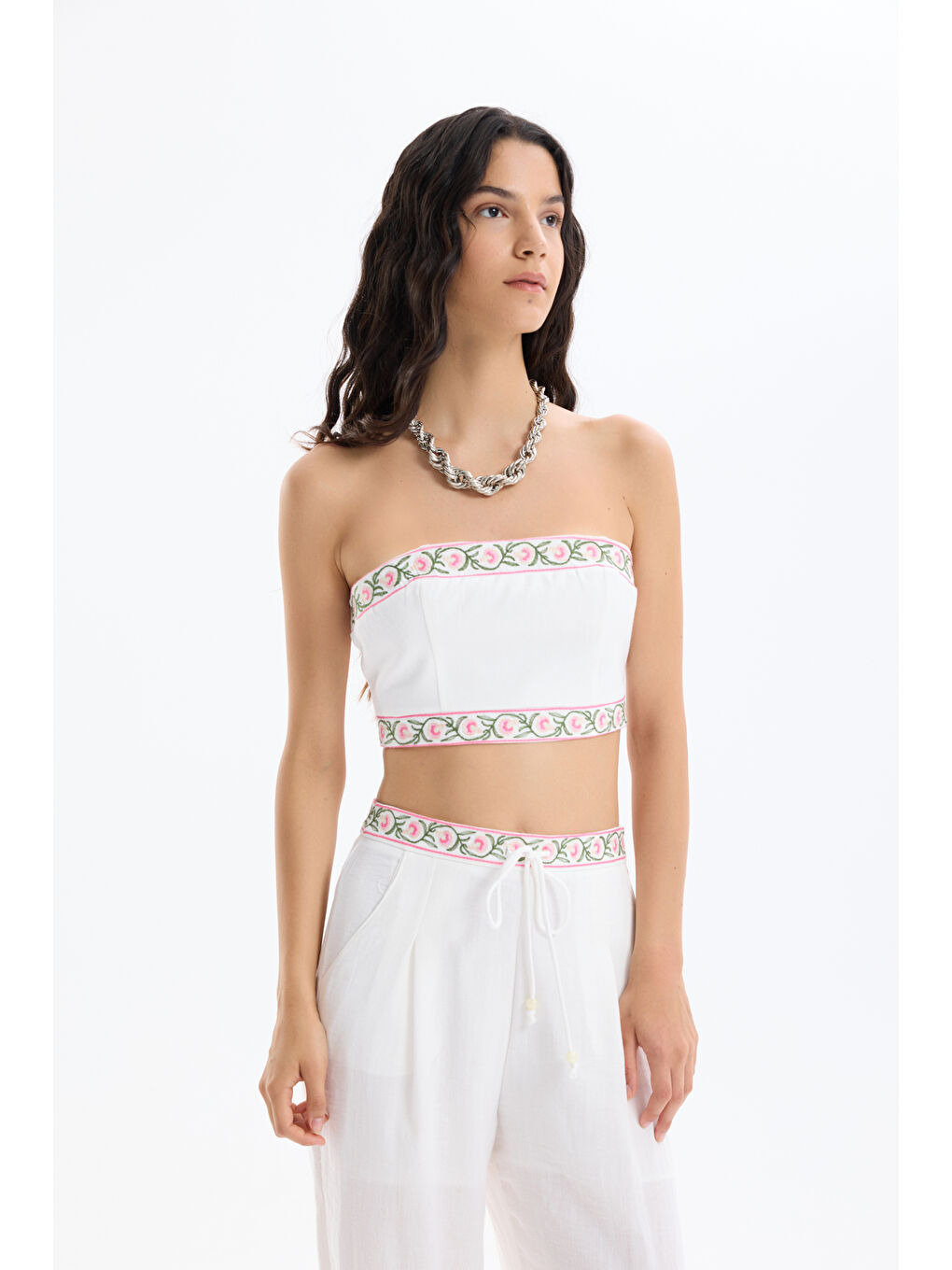 Nakış Detaylı Sırtı Bağlamalı Büstiyer Bluz Ekru