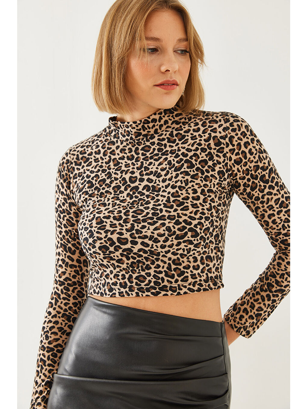 Siyah Kadın Yarım Balıkçı Yaka Leopar Desenli Bluz-2