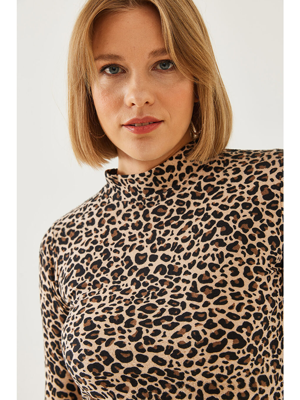 Siyah Kadın Yarım Balıkçı Yaka Leopar Desenli Bluz-3