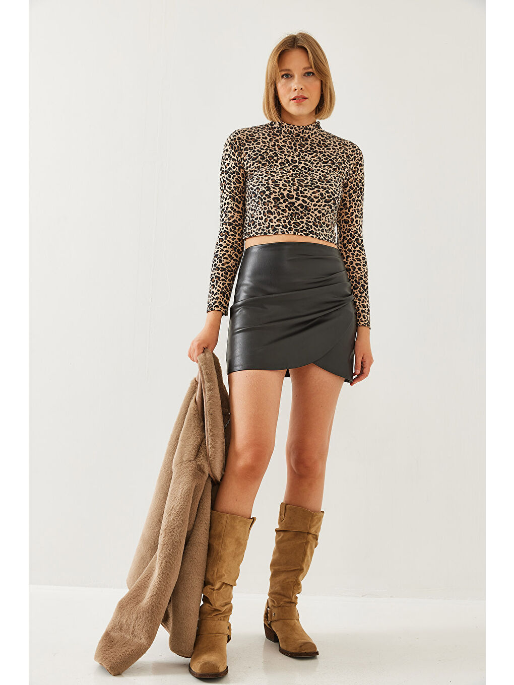 Siyah Kadın Yarım Balıkçı Yaka Leopar Desenli Bluz-5