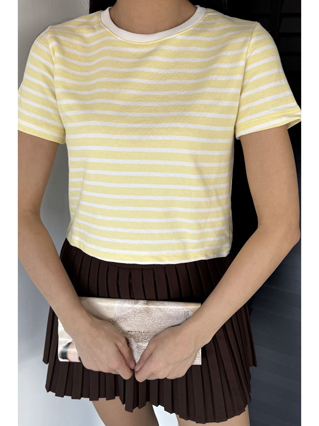 Sarı Kadın Şerit Desenli Bisiklet Yaka Tişört-2