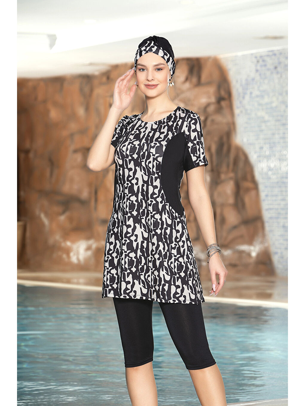 Kadın Siyah Krem Desenli Kısa Kol Yarı Kapalı Taytlı Mayo HZL25S-AR1156/176