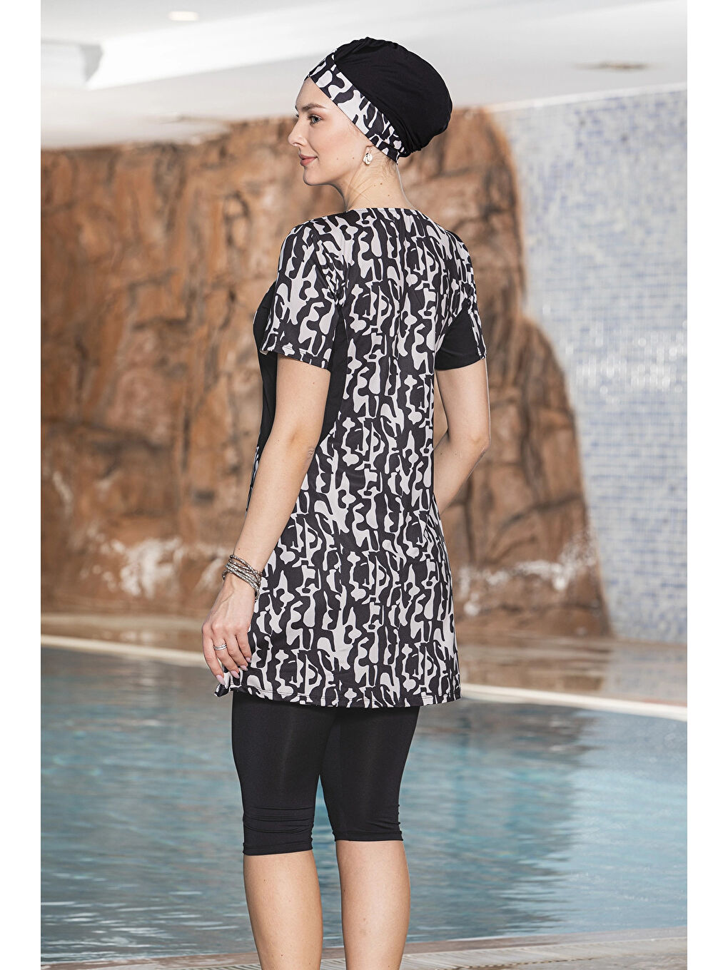 Kadın Siyah Krem Desenli Kısa Kol Yarı Kapalı Taytlı Mayo HZL25S-AR1156/176-1