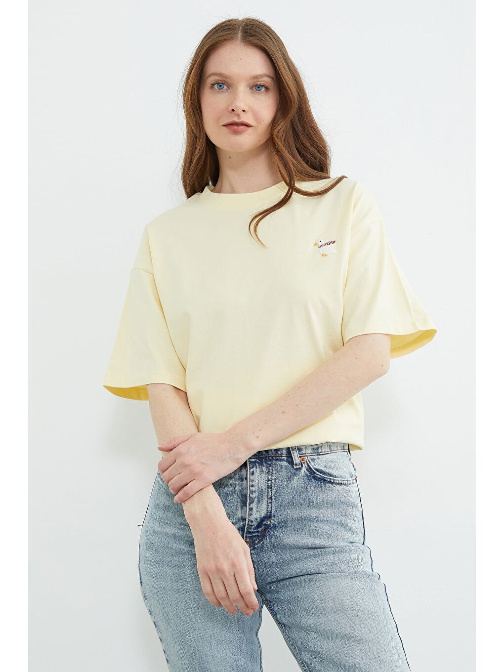 Sarı Ördek Nakışlı Bisiklet Yaka Tişört-1