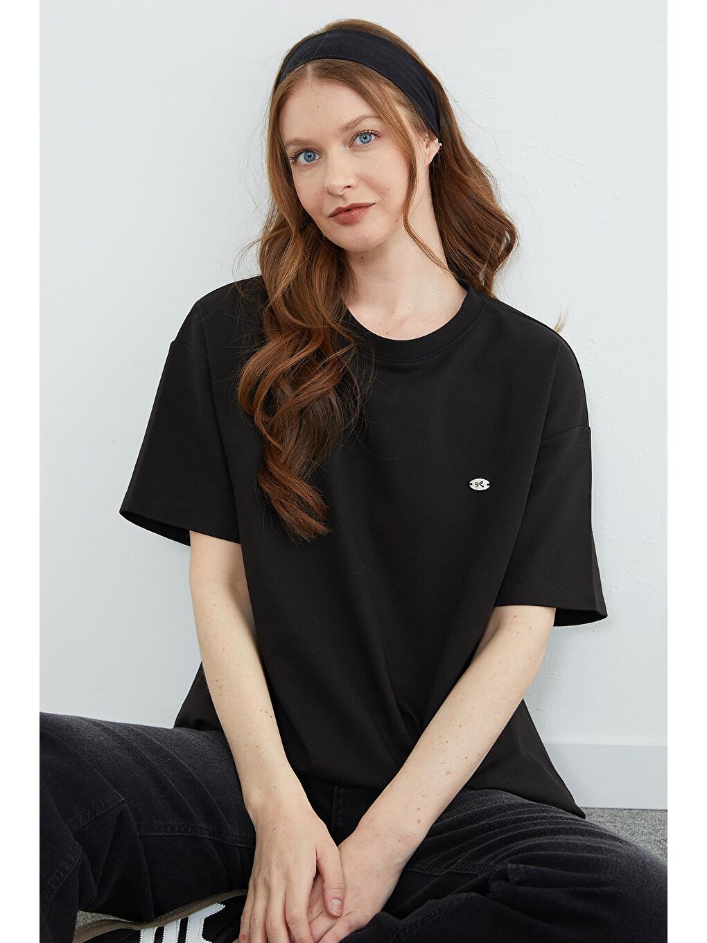 Siyah Fiyonk Aksesuarlı Bisiklet Yaka Oversize Tişört