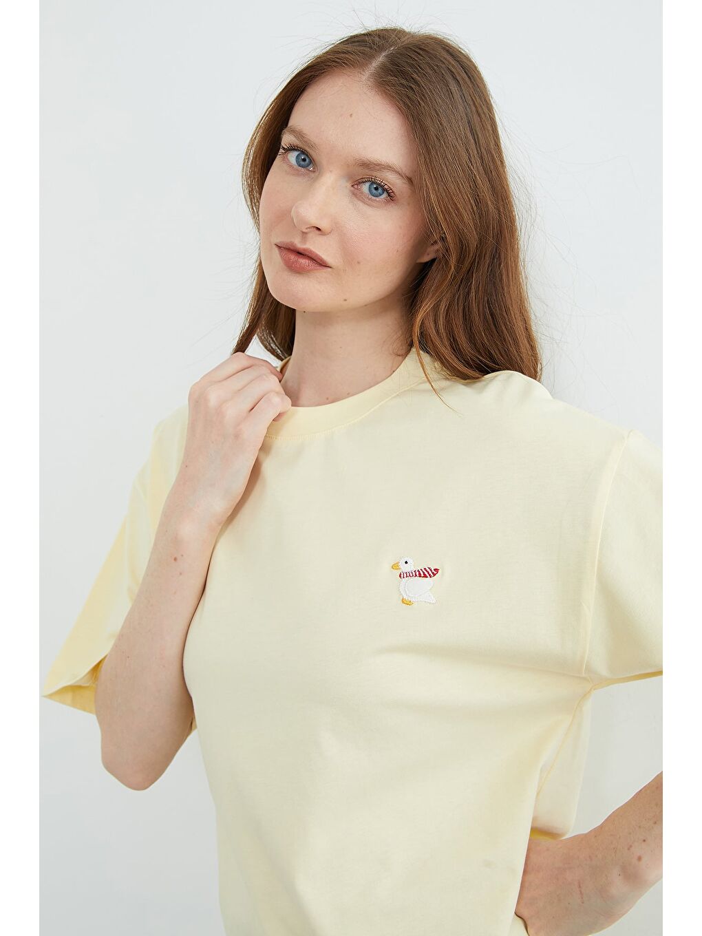 Sarı Ördek Nakışlı Bisiklet Yaka Tişört-4