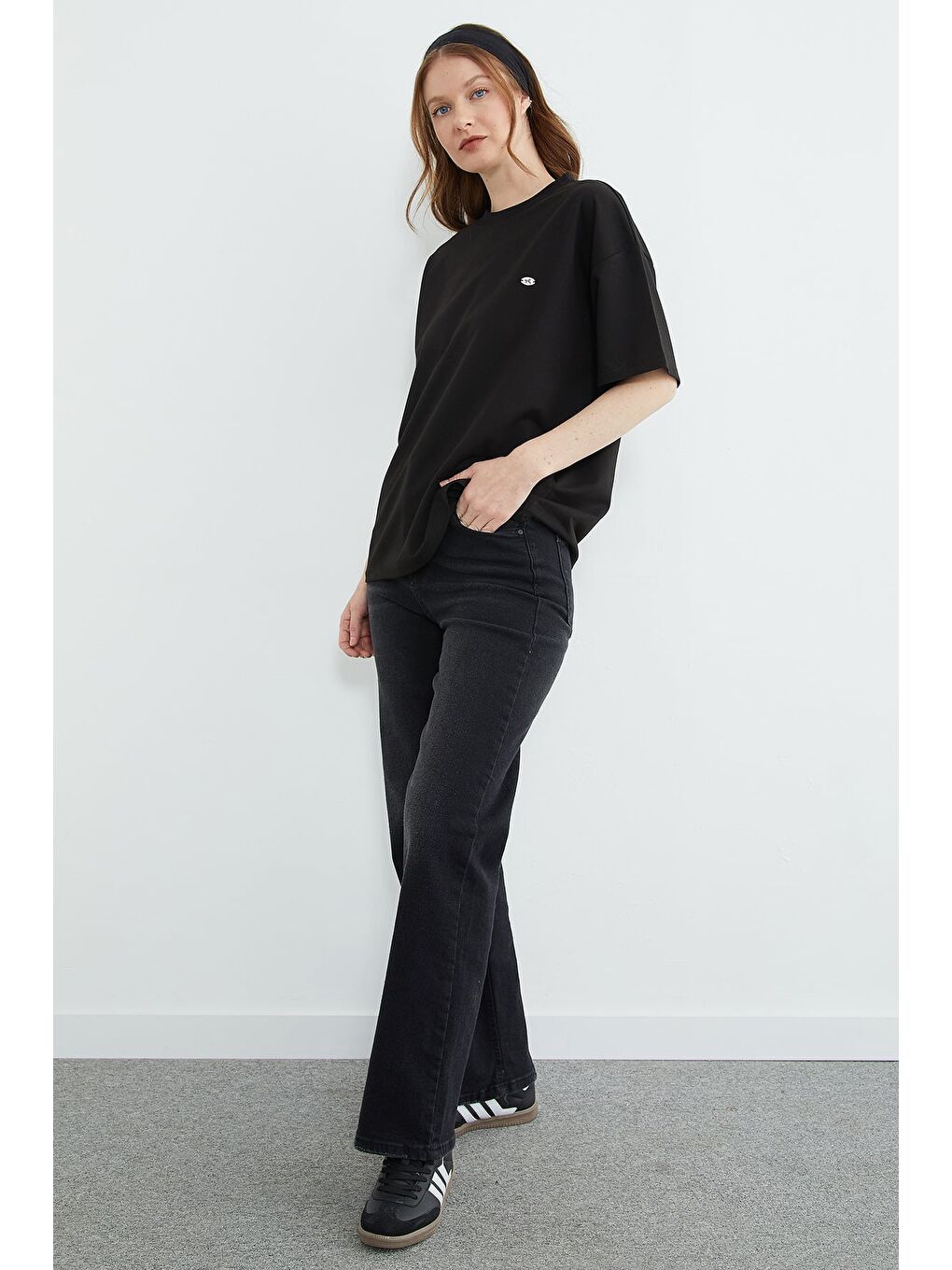 Siyah Fiyonk Aksesuarlı Bisiklet Yaka Oversize Tişört-2