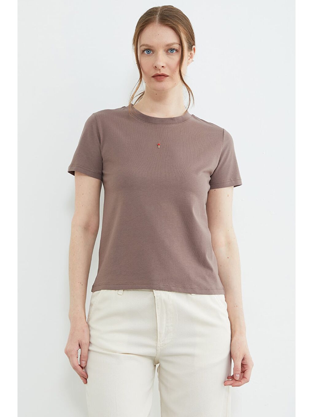 Kahverengi Anahtar Aksesuarlı Bisiklet Yaka Tişört-1