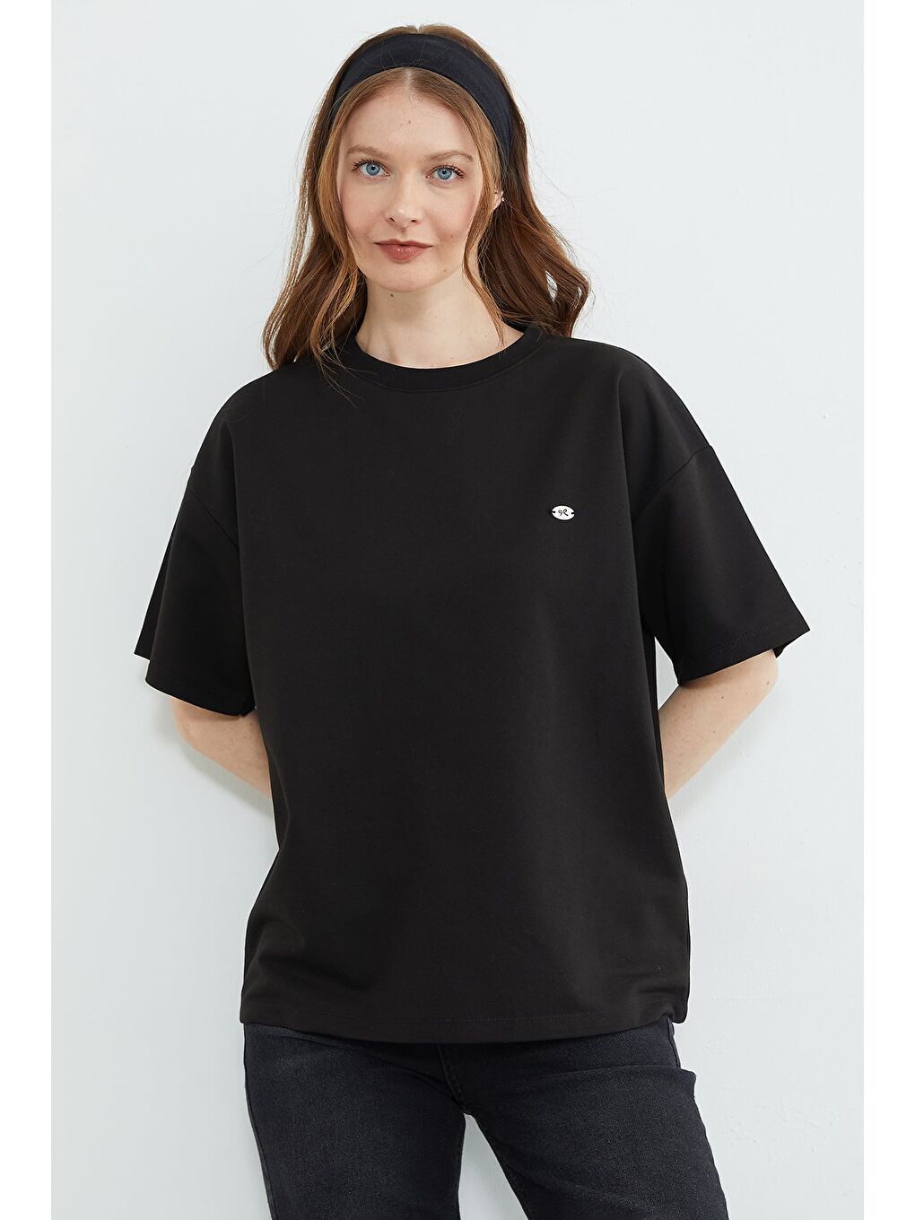 Siyah Fiyonk Aksesuarlı Bisiklet Yaka Oversize Tişört-4