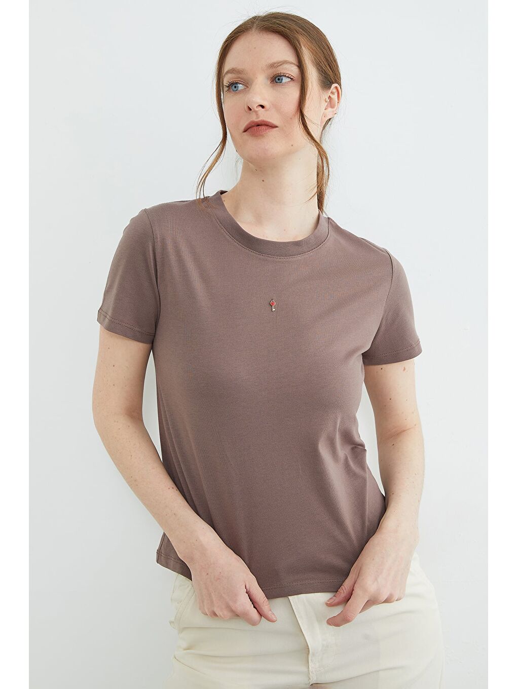 Kahverengi Anahtar Aksesuarlı Bisiklet Yaka Tişört-3