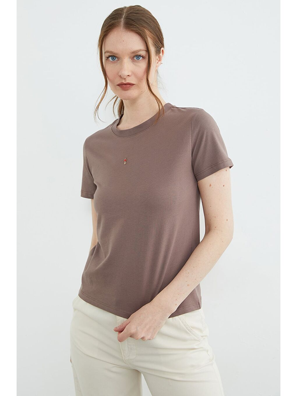 Kahverengi Anahtar Aksesuarlı Bisiklet Yaka Tişört-4