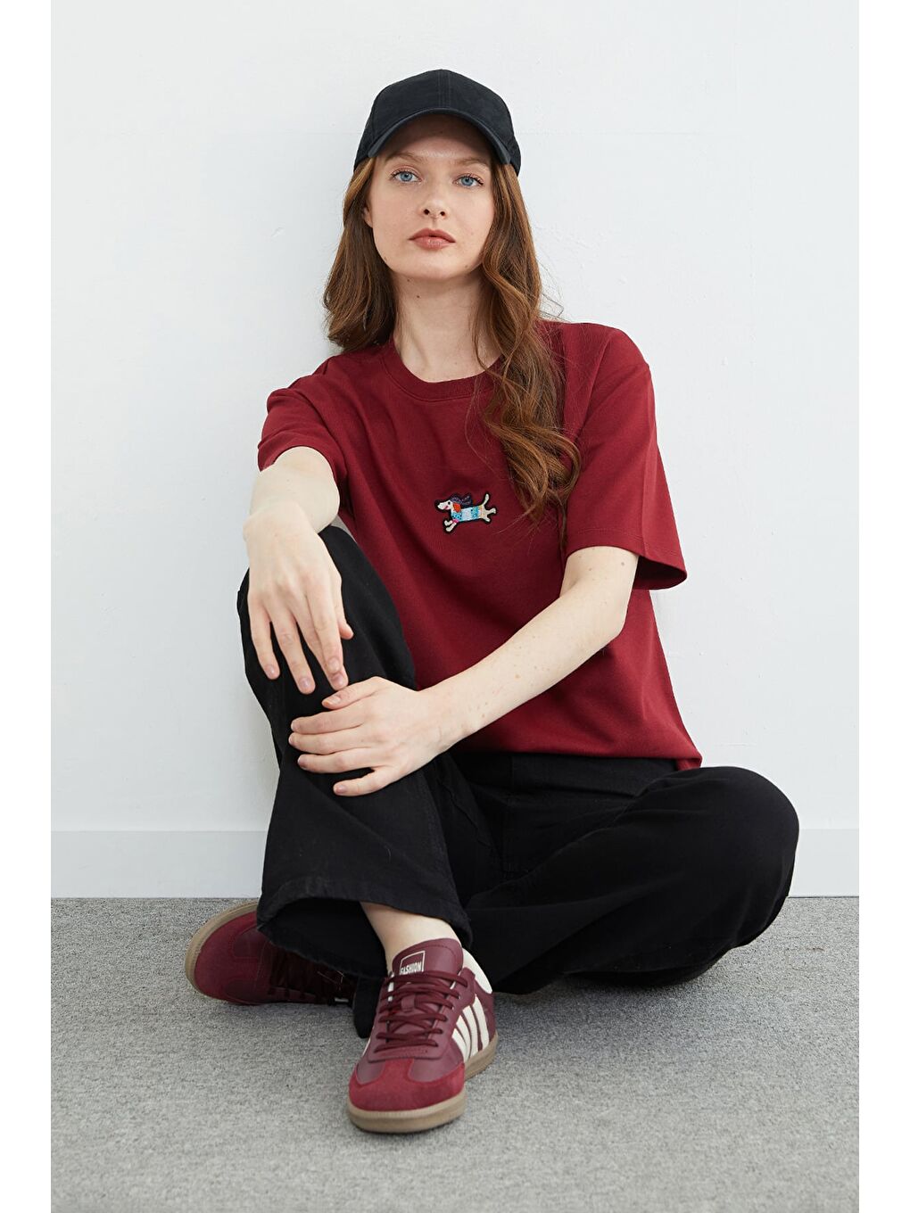 Bordo Köpek Nakışlı Bisiklet Yaka Salaş Tişört-1