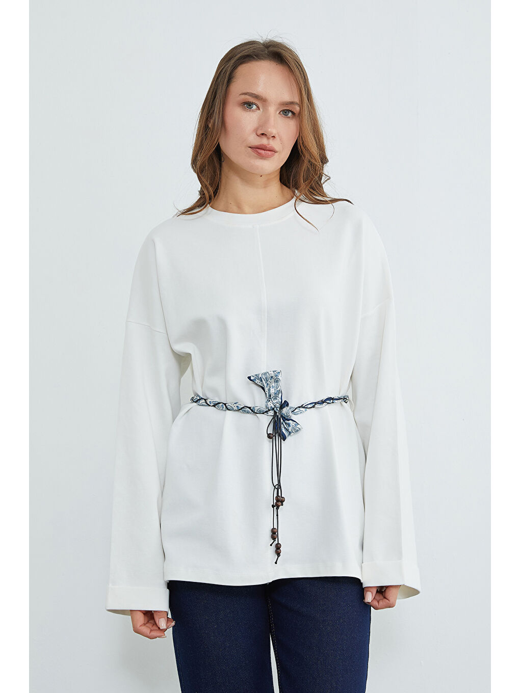 Beyaz Kemerli Yırtmaçlı Geniş Kol Tunik