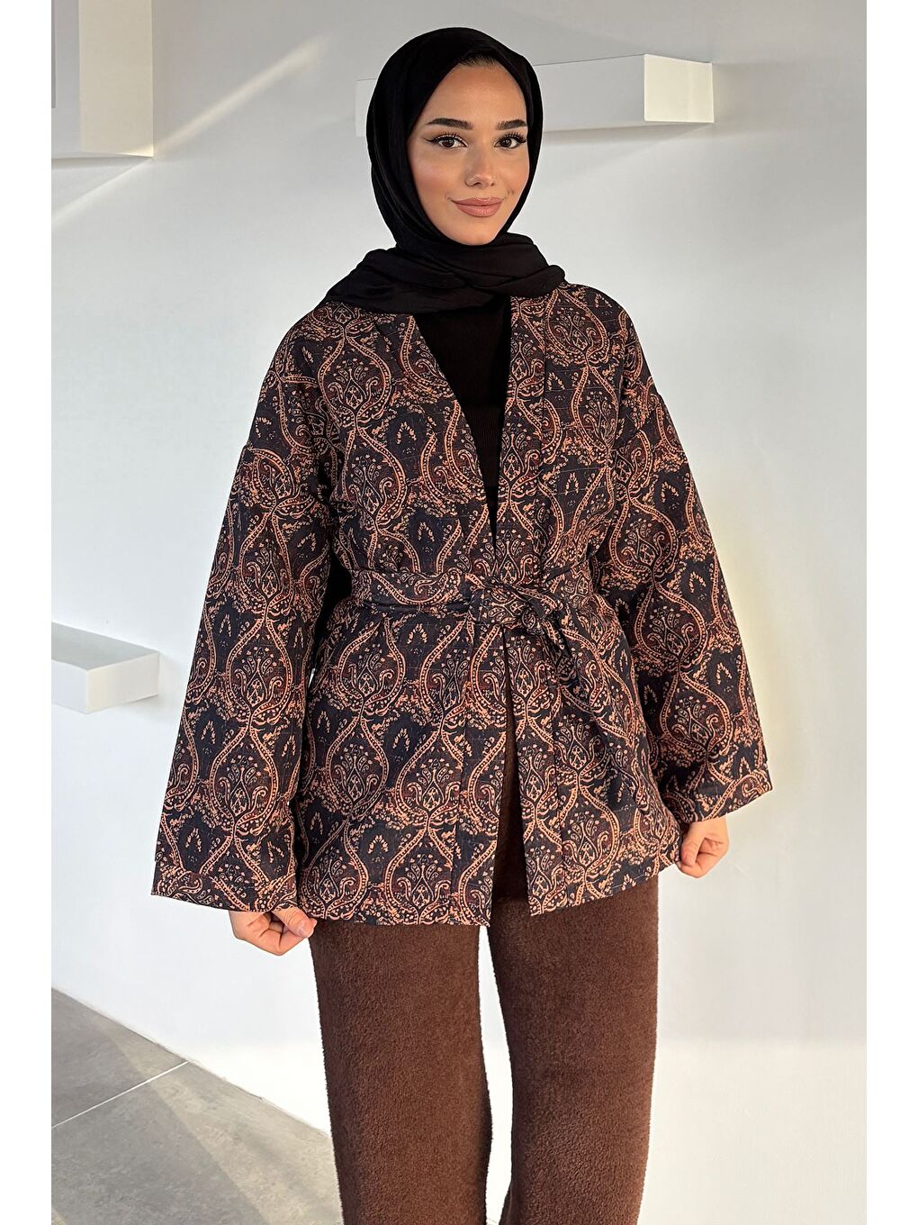 Kahverengi Kuşaklı Etnik Desen Kapitoneli Tesettür Ceket