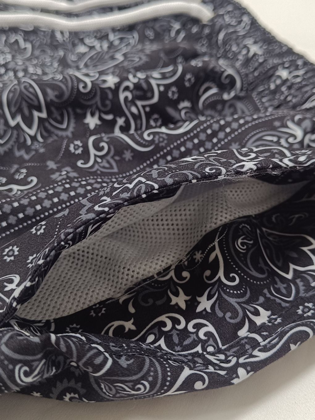 Erkek Cepli Ve Astarlı Deniz Şortu Siyah Desenli Bb2366-1