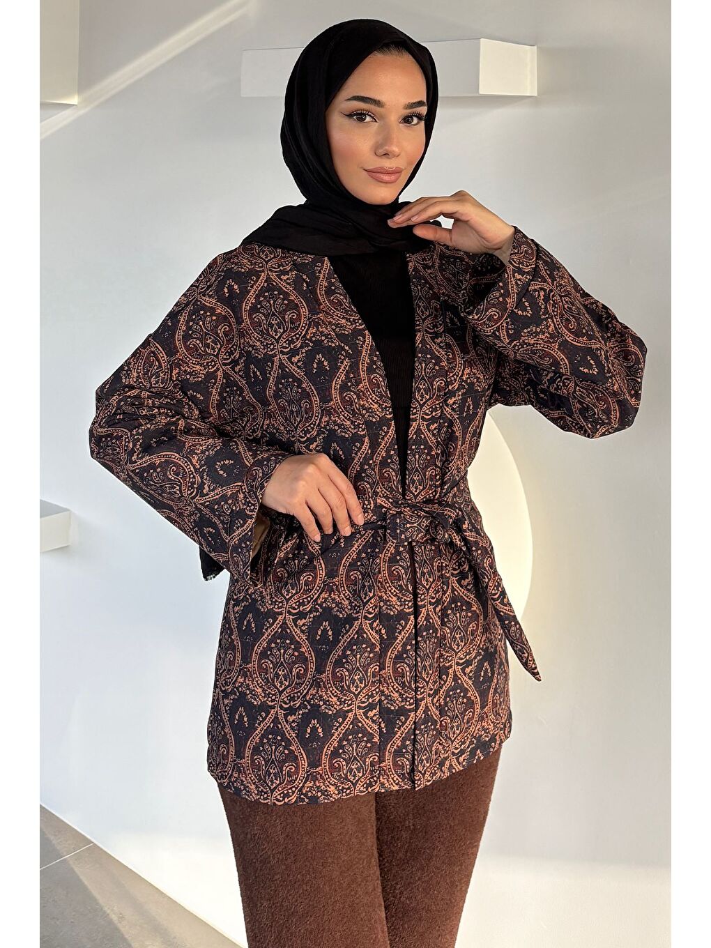 Kahverengi Kuşaklı Etnik Desen Kapitoneli Tesettür Ceket-2