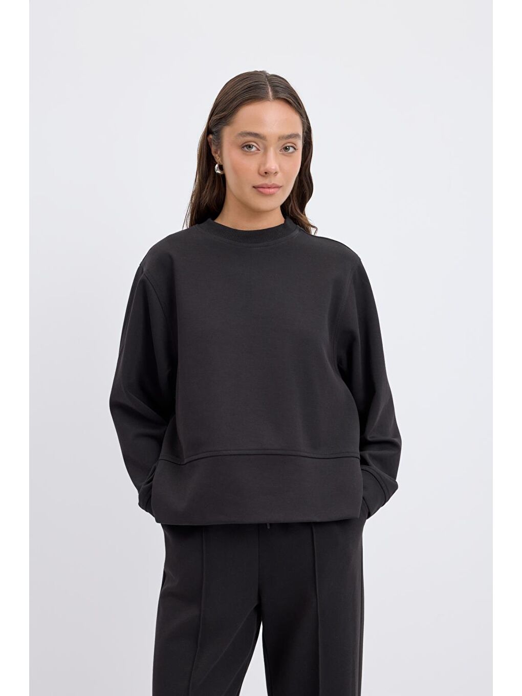 Oversize Yandan Yırtmaçlı Kısa Sweatshirt Siyah