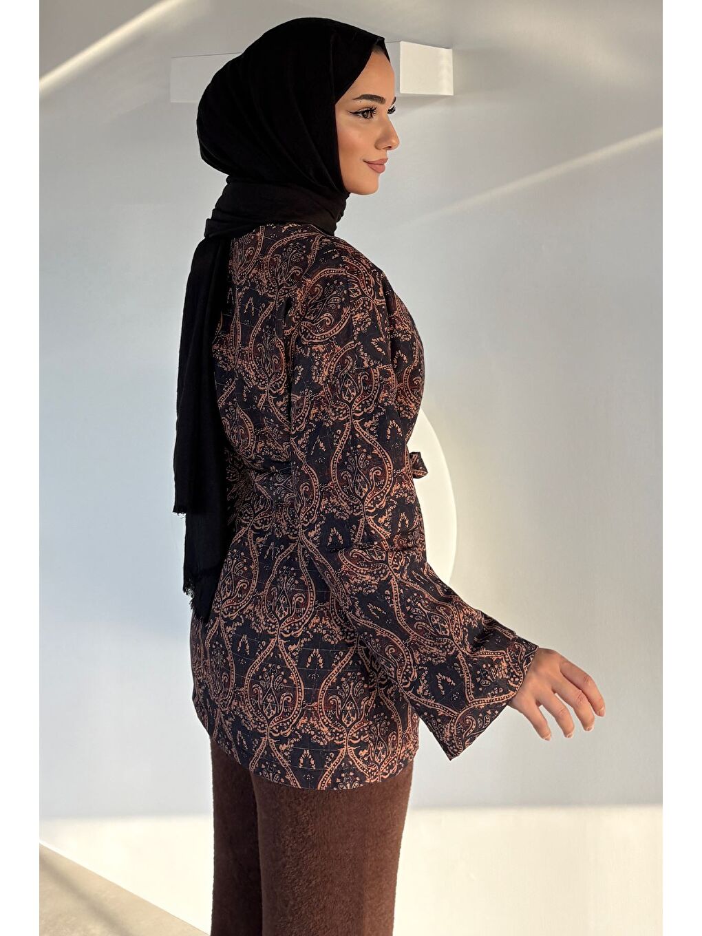 Kahverengi Kuşaklı Etnik Desen Kapitoneli Tesettür Ceket-5
