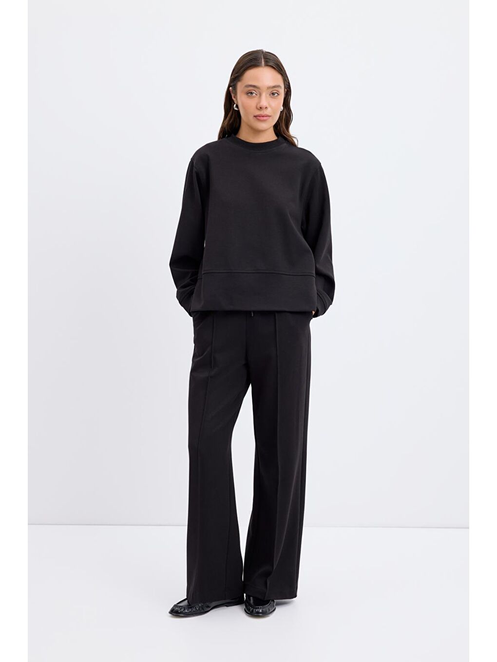 Oversize Yandan Yırtmaçlı Kısa Sweatshirt Siyah-1