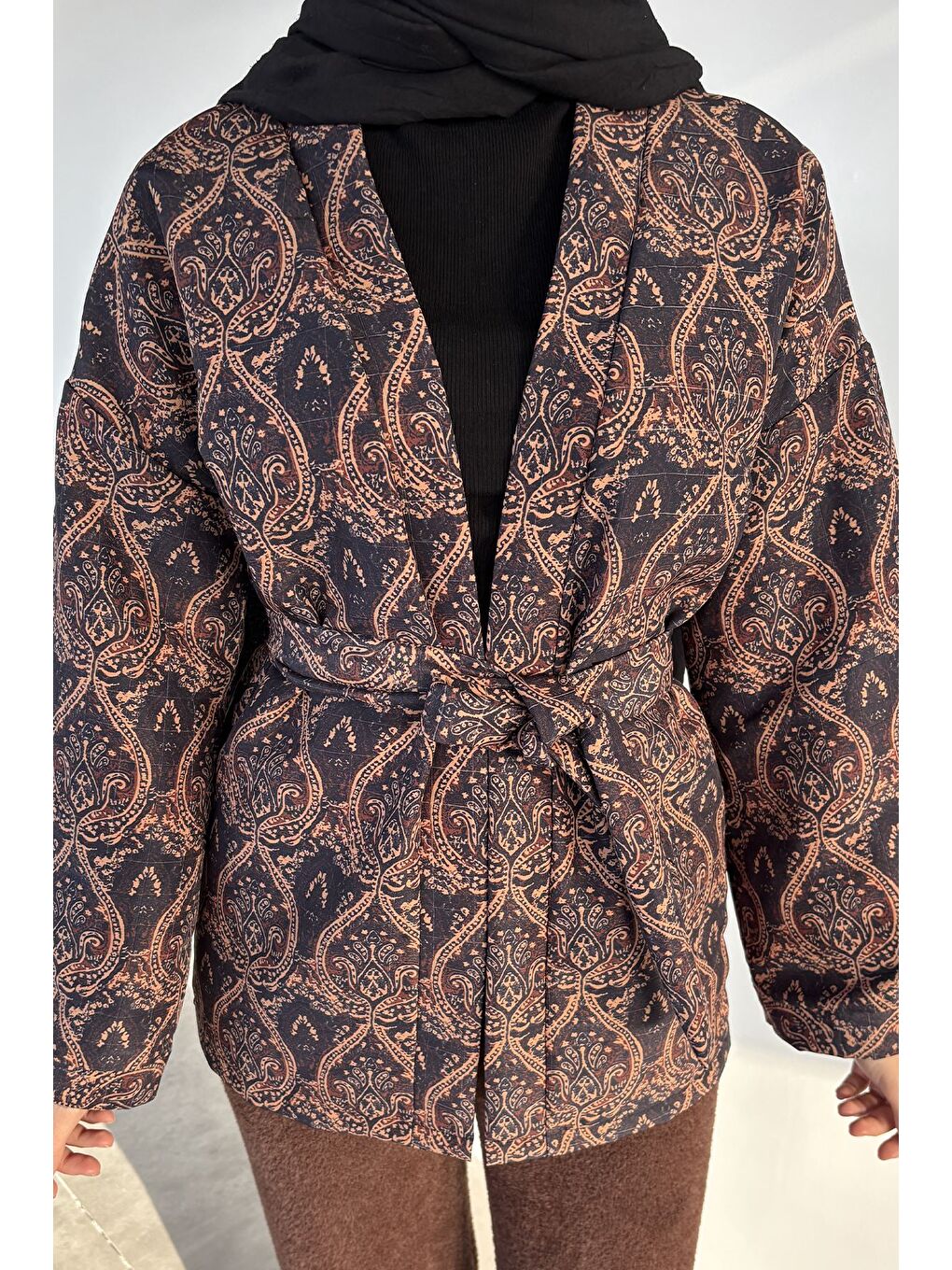 Kahverengi Kuşaklı Etnik Desen Kapitoneli Tesettür Ceket-7