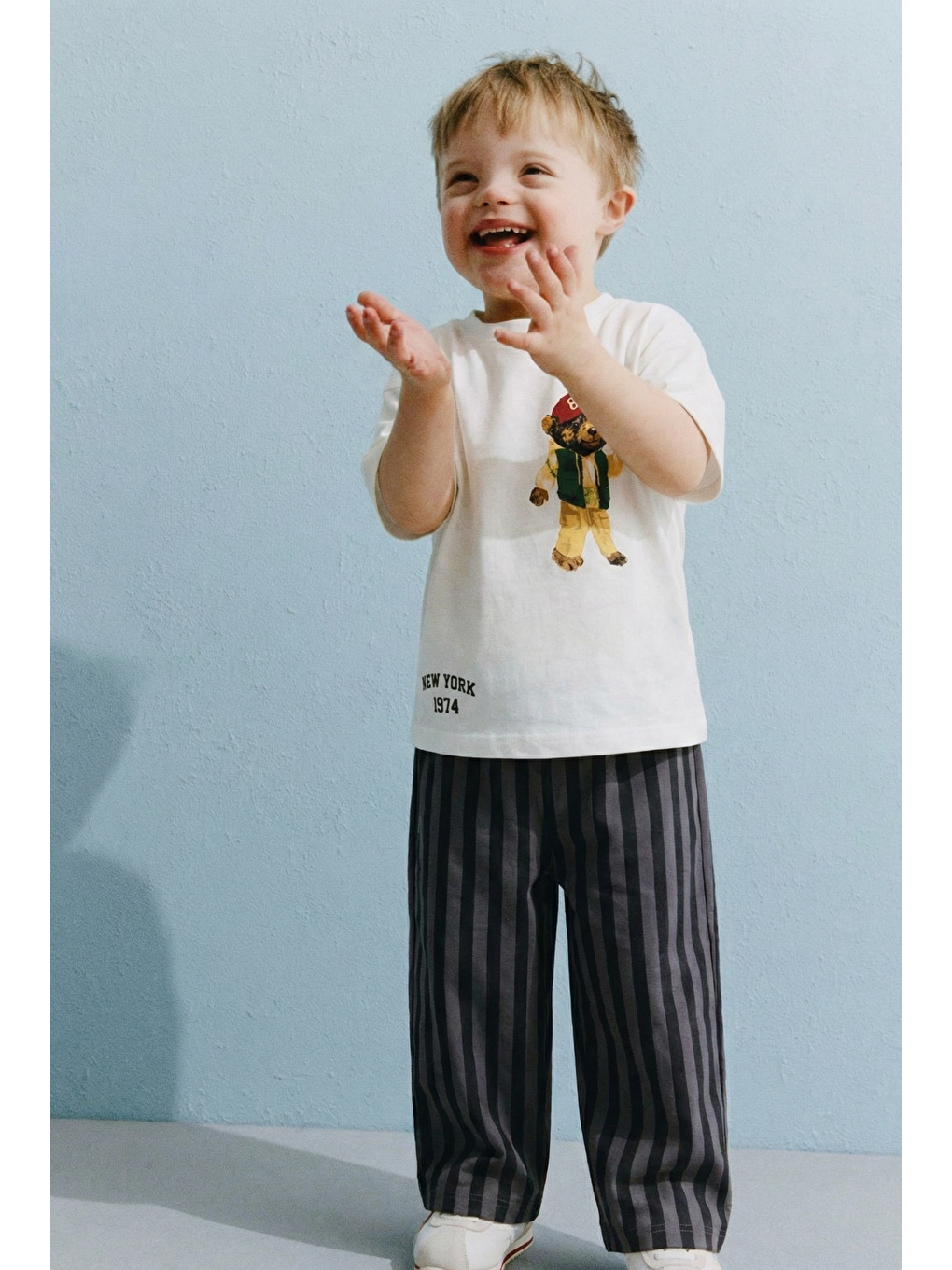 Karışık Erkek Çocuk Pamuklu Beyaz Baskılı T-Shirt Ve Çizgili Pantolon Takım