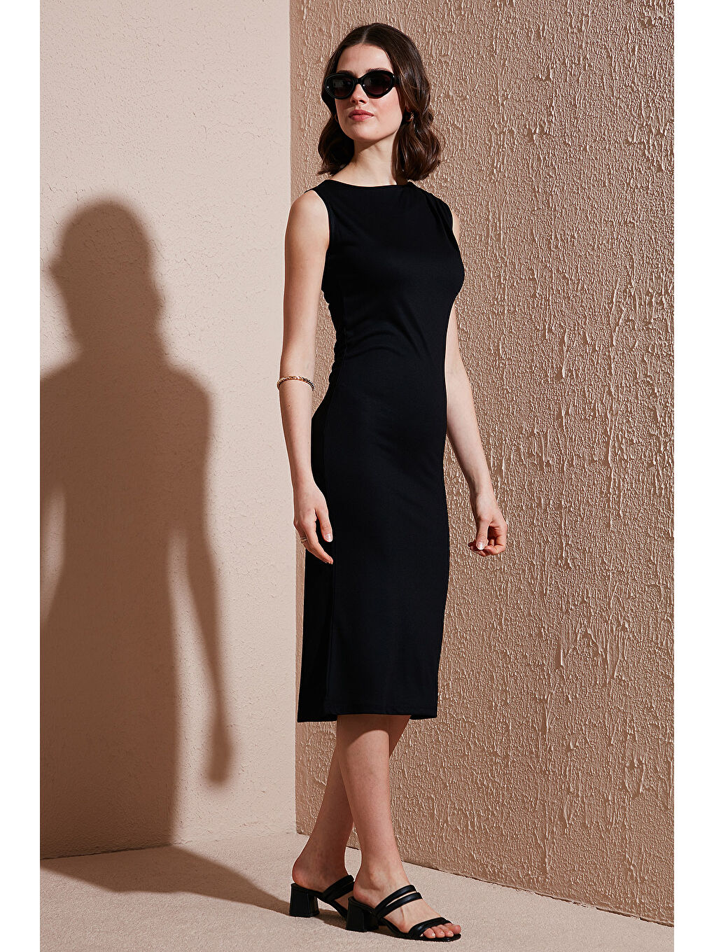 Siyah Slim Fit Bisiklet Yaka Kolsuz Midi Boy Kadın Elbise 5866251-2