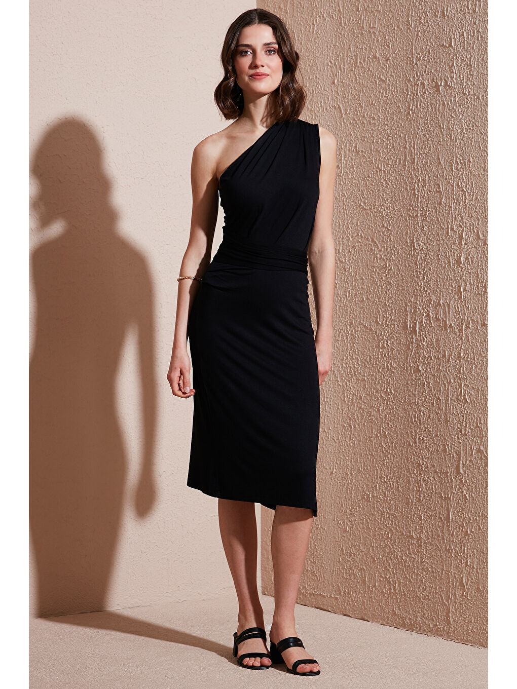 Siyah Slim Fit Tek Omuzlu Yırtmaçlı Bağlama Detaylı Midi Kadın Elbise 5866272