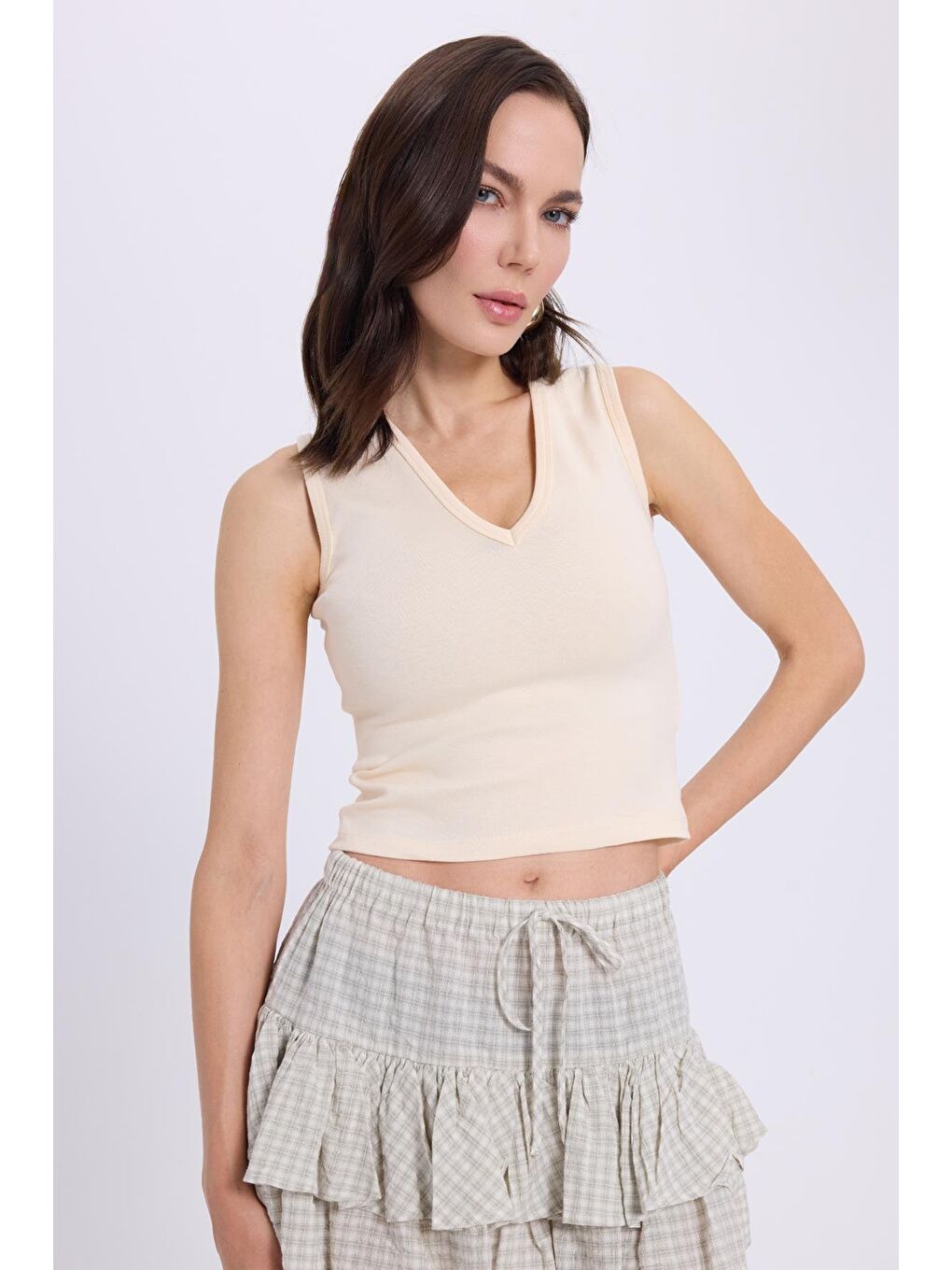 Kadın Slim Fit Dar Kesim V Yaka Sıfır Kol Pamuklu Ribanalı Bej Bluz