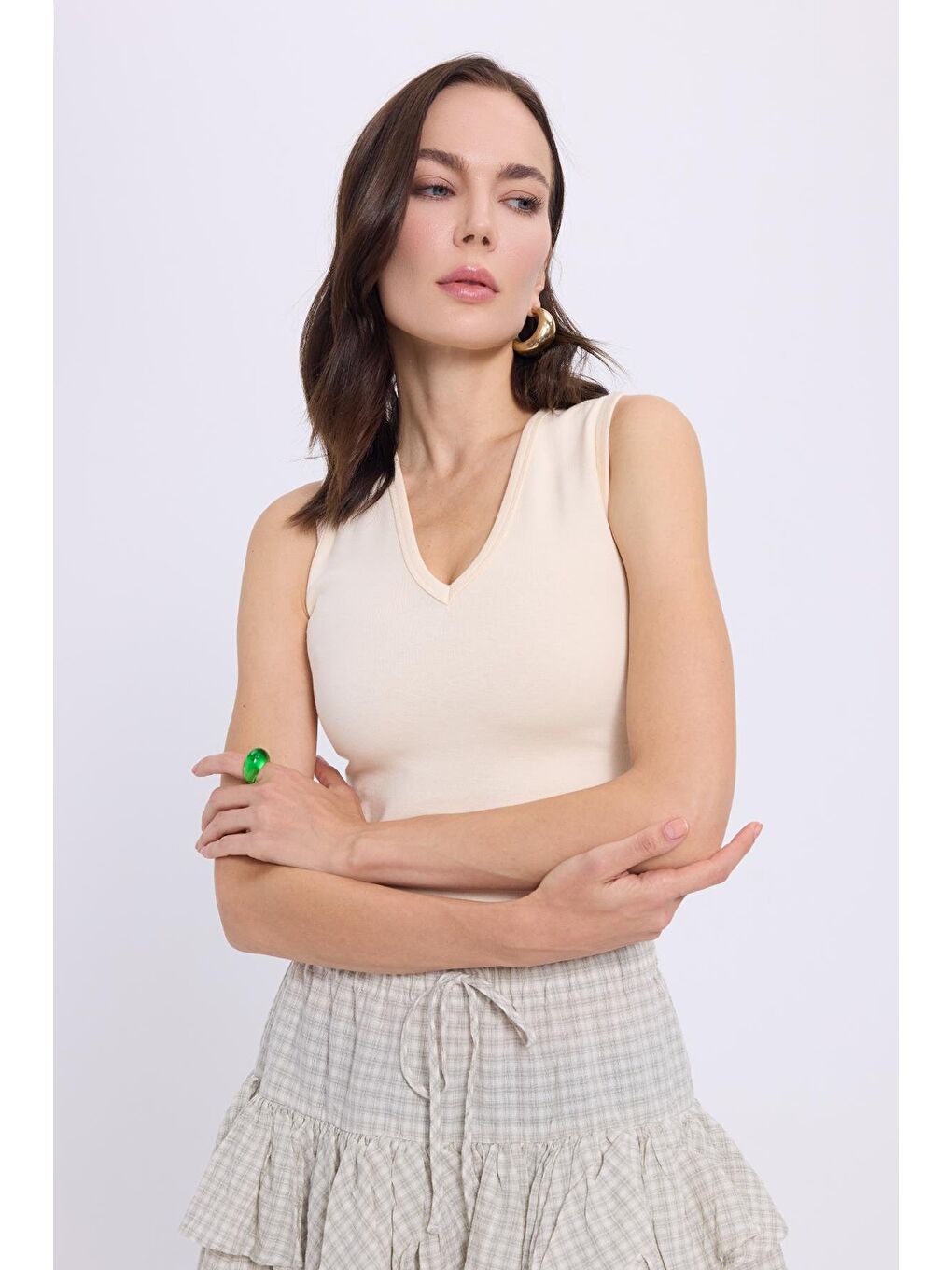 Kadın Slim Fit Dar Kesim V Yaka Sıfır Kol Pamuklu Ribanalı Bej Bluz-2