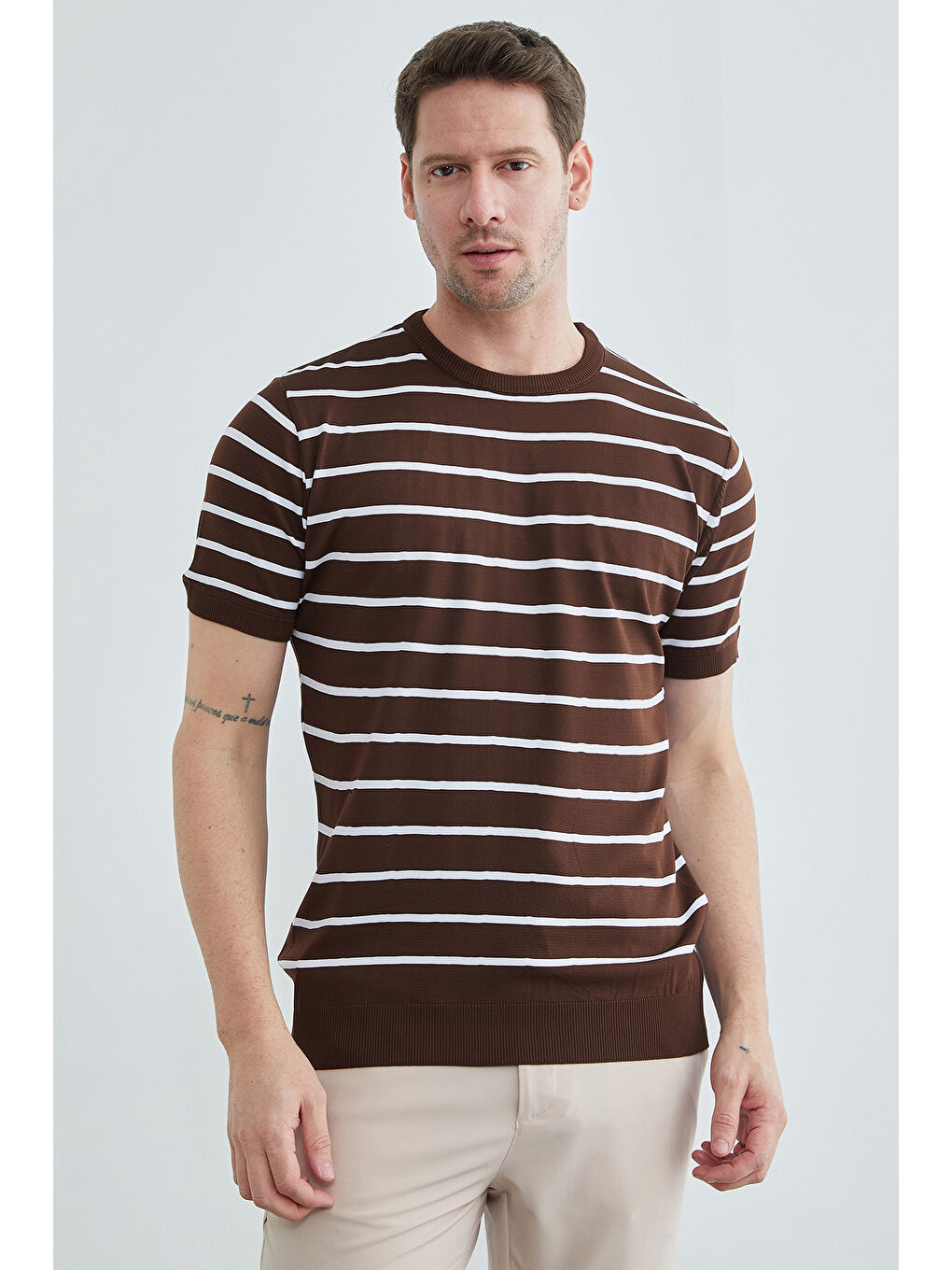Kahverengi Çizgili Bisiklet Yaka Triko Tişört-1