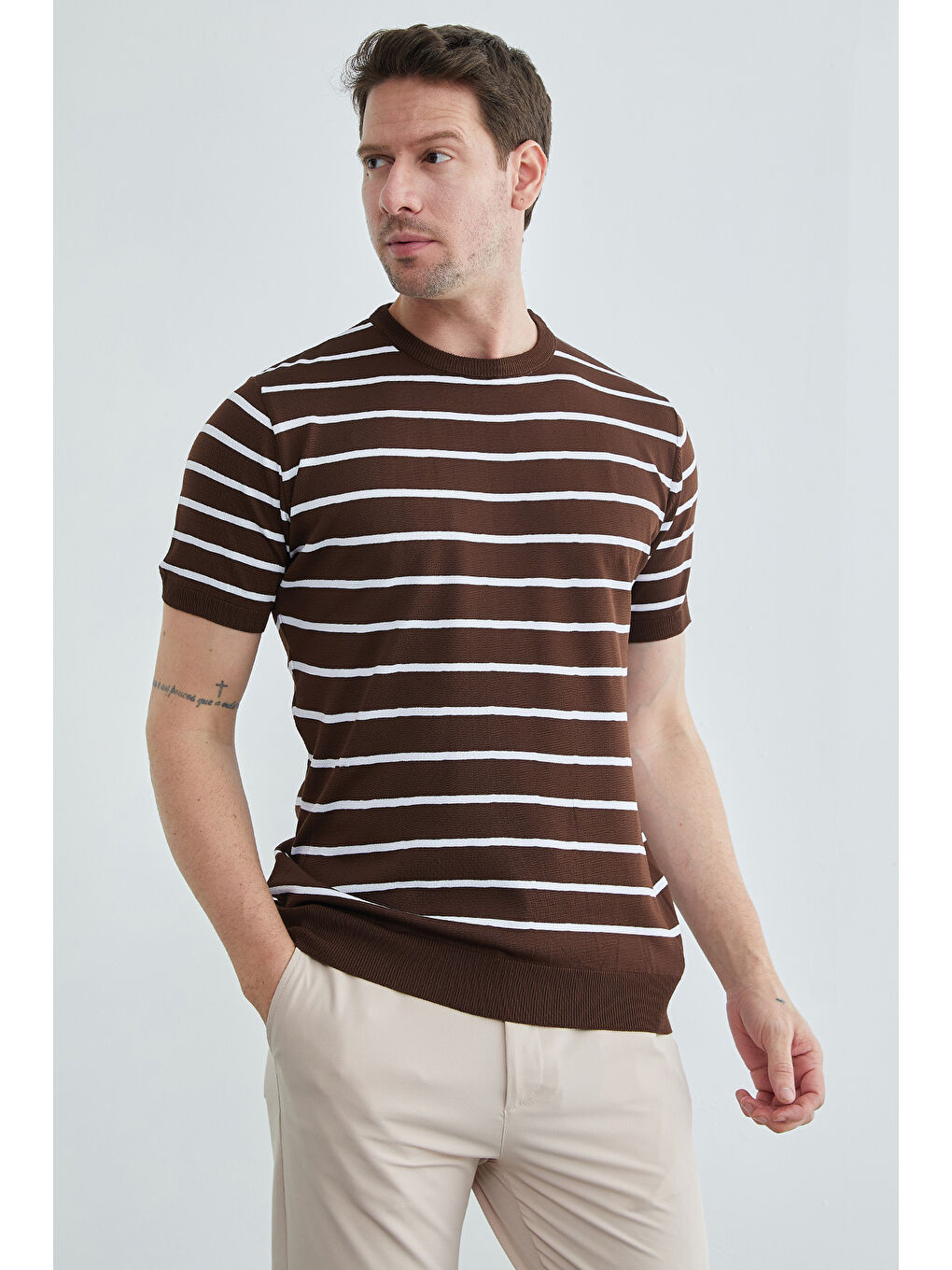 Kahverengi Çizgili Bisiklet Yaka Triko Tişört-2