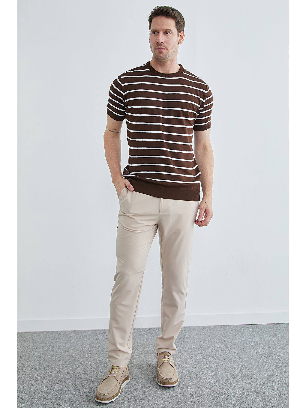 Kahverengi Çizgili Bisiklet Yaka Triko Tişört-3