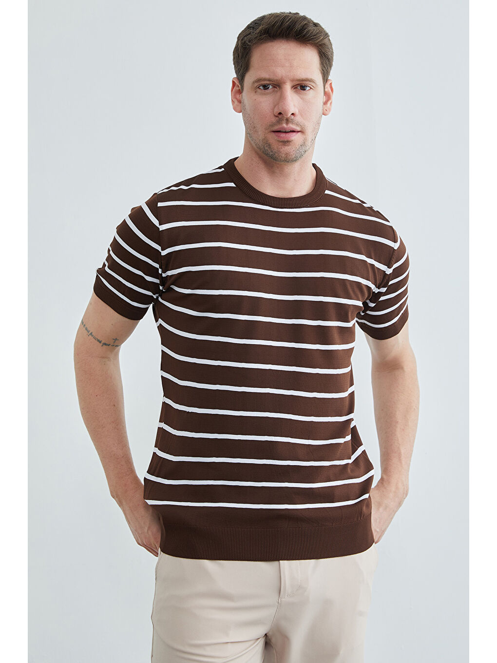 Kahverengi Çizgili Bisiklet Yaka Triko Tişört-4