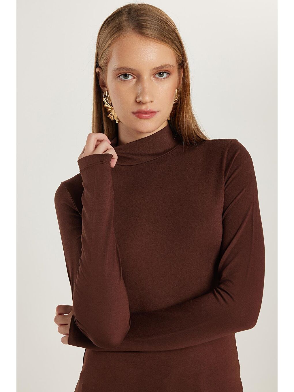 Kadın Regular Fit Klasik Kesim Viskon Kumaş Balıkçı Yaka Kahverengi Bluz-1