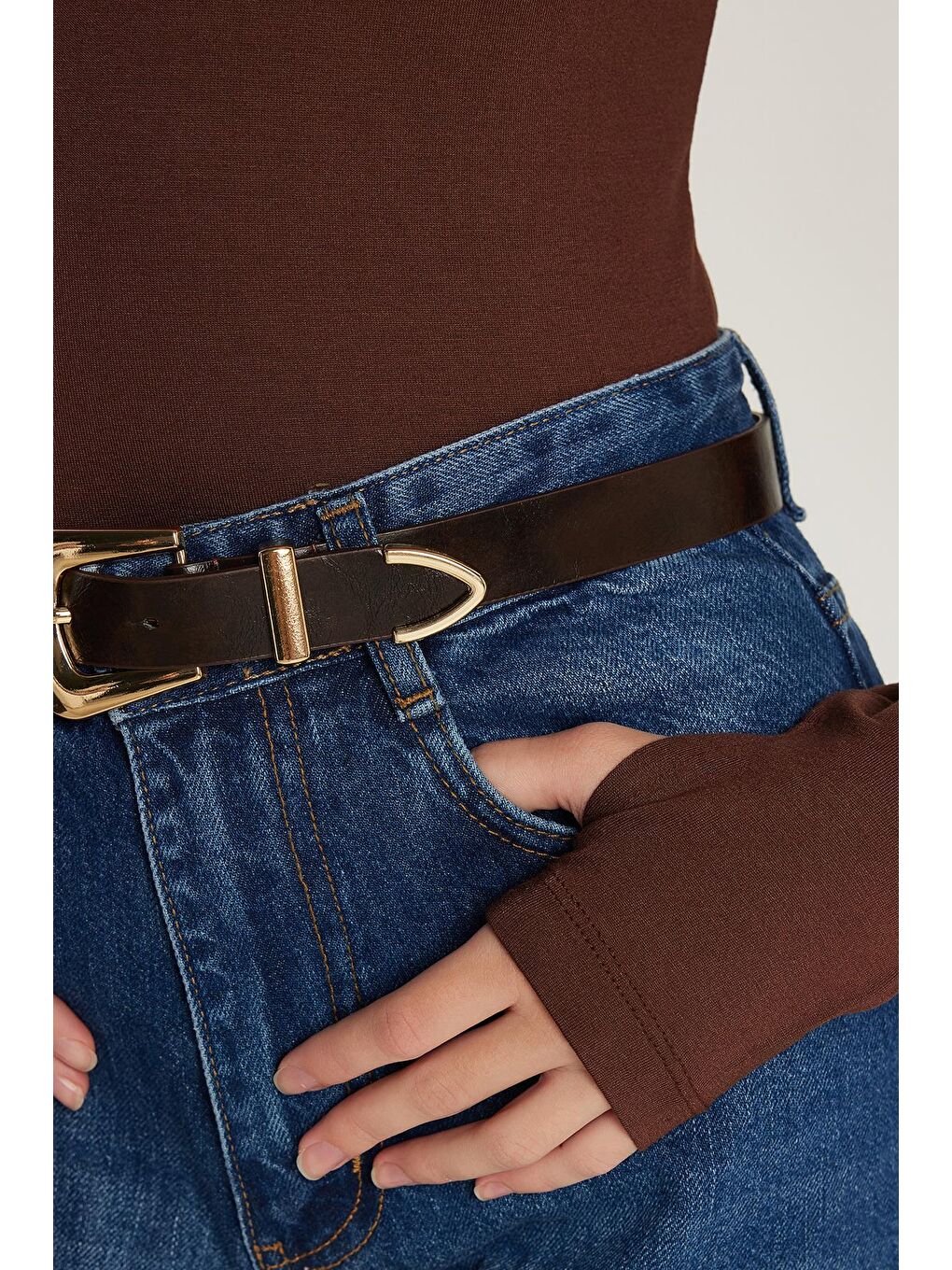 Kadın Regular Fit Klasik Kesim Viskon Kumaş Balıkçı Yaka Kahverengi Bluz-2