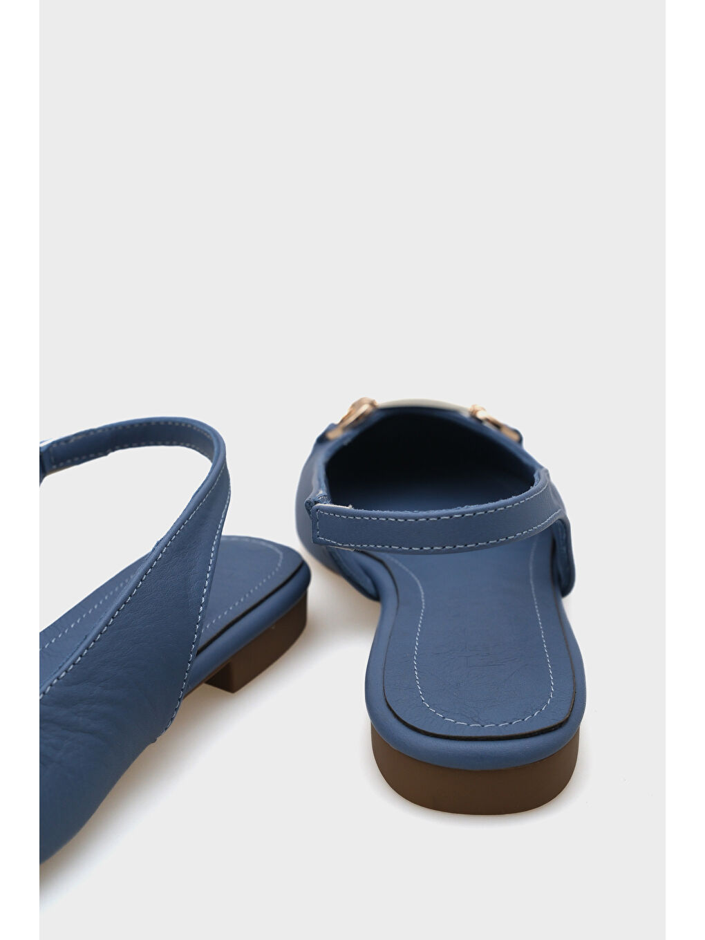 Mavi Bobby Hakiki Deri Sivri Burunlu Arkası Açık Tokalı Kadın Babet-3